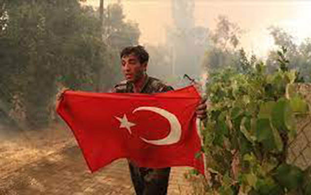 Azərbaycanlı yanğınsöndürən Türkiyə bayrağını yanmağa qoymadı