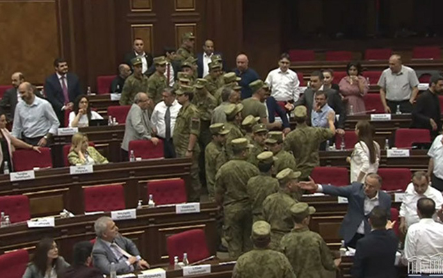 Ermənistan parlamentində deputatlar arasında qarşıdurma