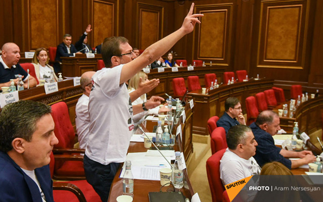 Ermənistan parlamentinin ilk iclasında mübahisə yarandı