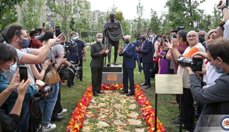 Tbilisidə Mahatma Qandinin yeni ucaldılan heykəlinə zərər yetirilib