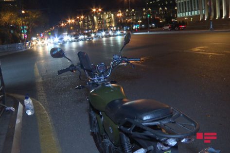 Bakıda işıqforun qırmızı işığından keçən motosikletçi qəza törədib - FOTO